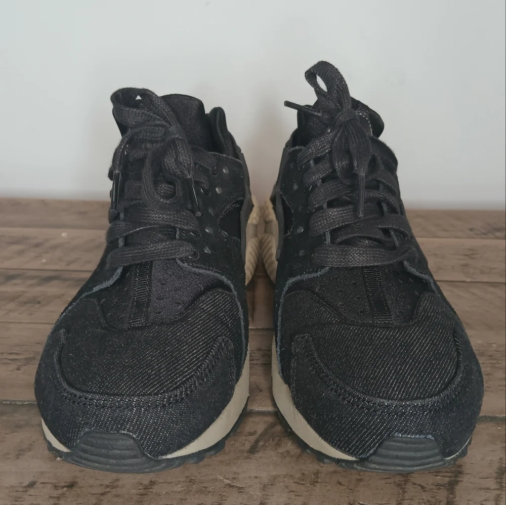 Nike Air Hurache SE in Cobblestone